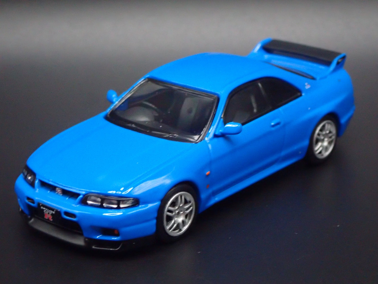 1993-1998 NISSAN SKYLINE GTR R33 LM LIMITED 1:64 SCALE DIORAMA DIECAST MODEL CAR