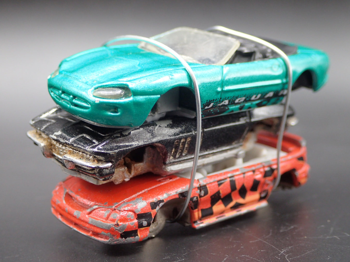 SPORTS CARS 3 CARS CRUSHED ON A FLATBED TRAILER 1:64 SCALE DIECAST MODEL CAR