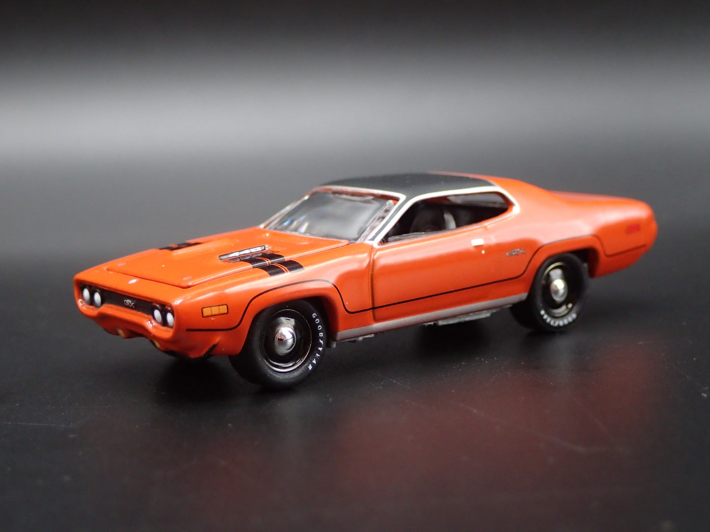 1971 71 PLYMOUTH GTX MUSCLE CAR 1/64 SCALE COLLECTIBLE DIORAMA DIECAST MODEL CAR