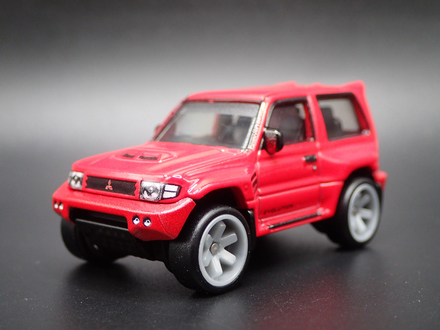 1997-1999 MITSUBISHI PAJERO EVOLUTION SUV 1:64 SCALE DIORAMA DIECAST MODEL CAR