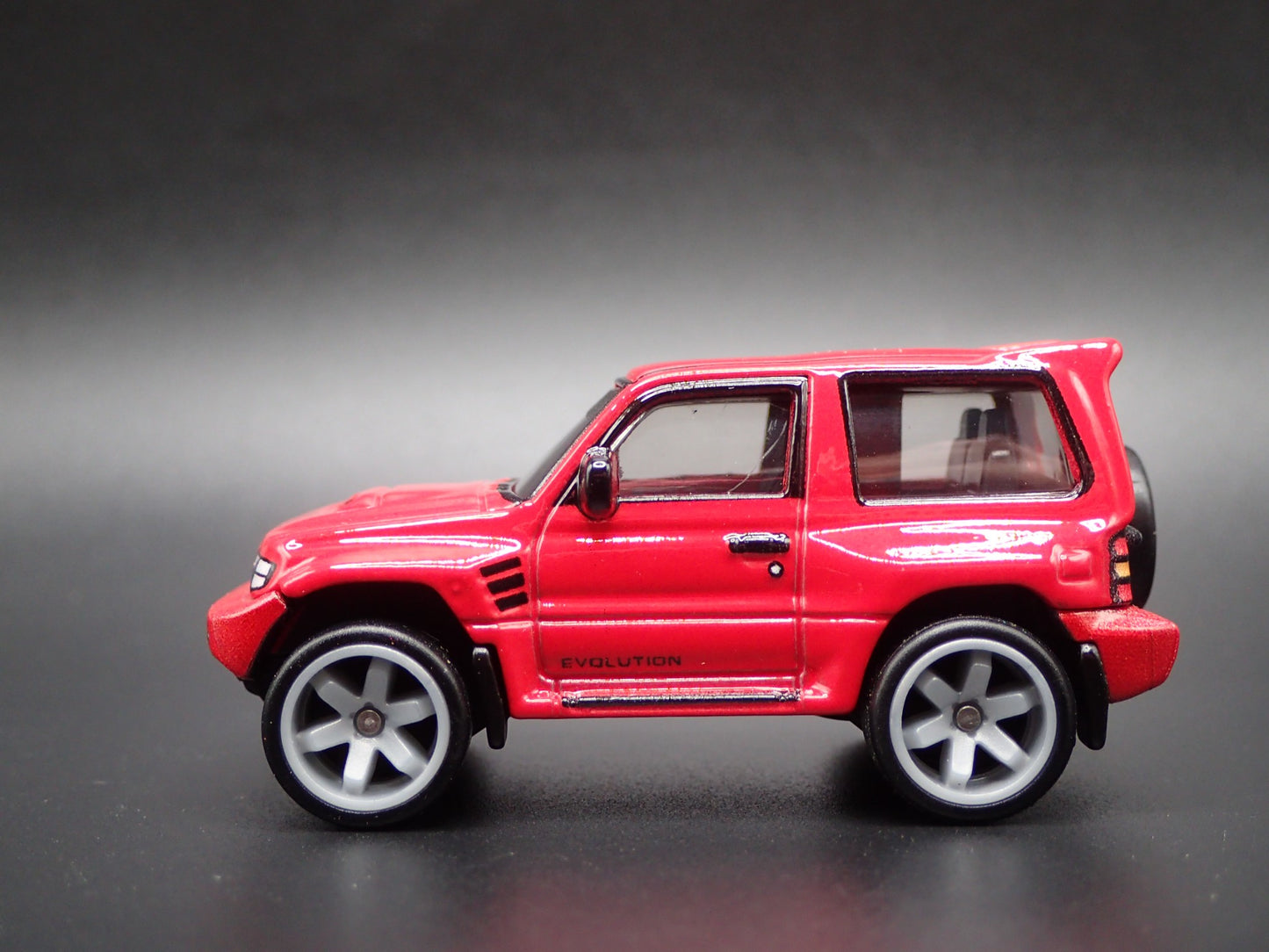 1997-1999 MITSUBISHI PAJERO EVOLUTION SUV 1:64 SCALE DIORAMA DIECAST MODEL CAR