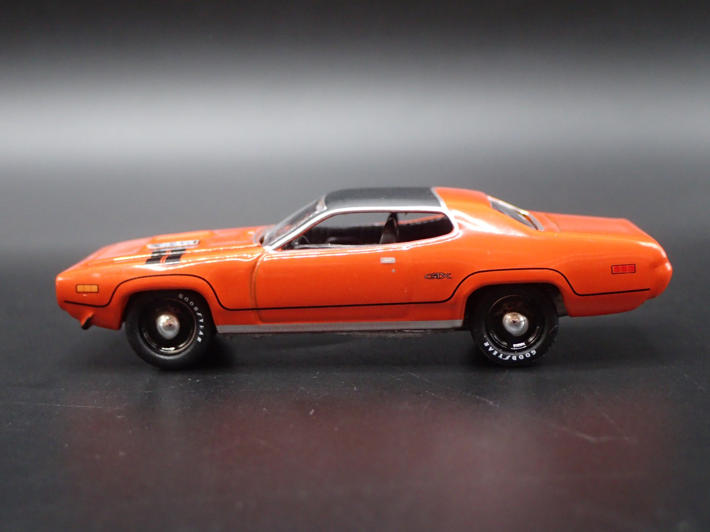 1971 71 PLYMOUTH GTX MUSCLE CAR 1/64 SCALE COLLECTIBLE DIORAMA DIECAST MODEL CAR