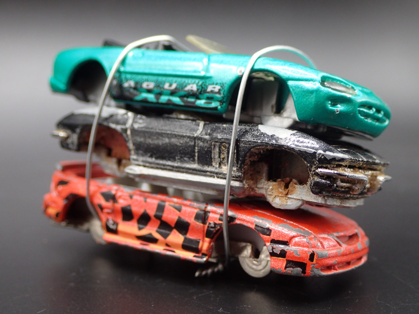 SPORTS CARS 3 CARS CRUSHED ON A FLATBED TRAILER 1:64 SCALE DIECAST MODEL CAR