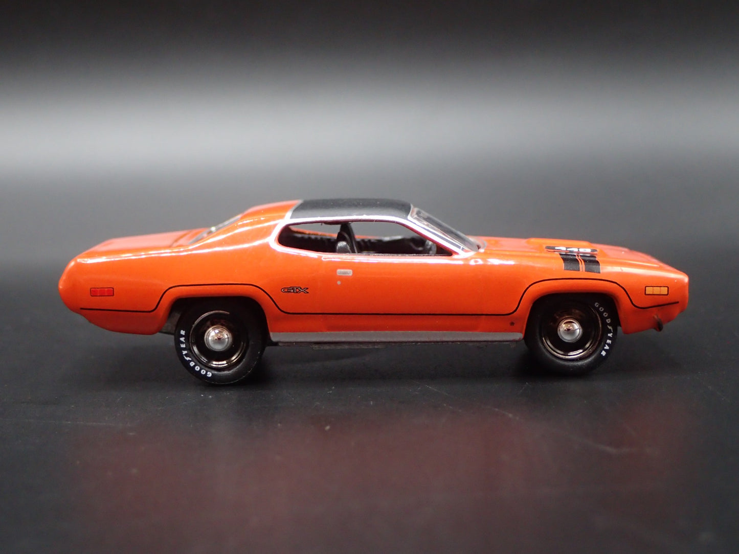 1971 71 PLYMOUTH GTX MUSCLE CAR 1/64 SCALE COLLECTIBLE DIORAMA DIECAST MODEL CAR
