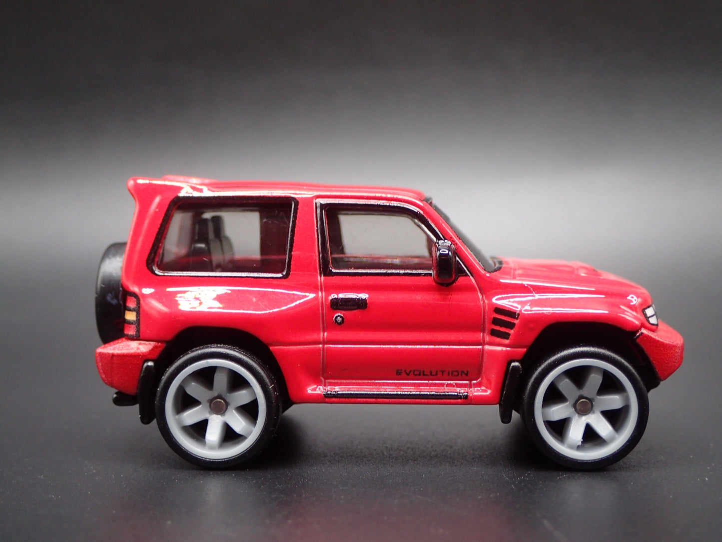 1997-1999 MITSUBISHI PAJERO EVOLUTION SUV 1:64 SCALE DIORAMA DIECAST MODEL CAR