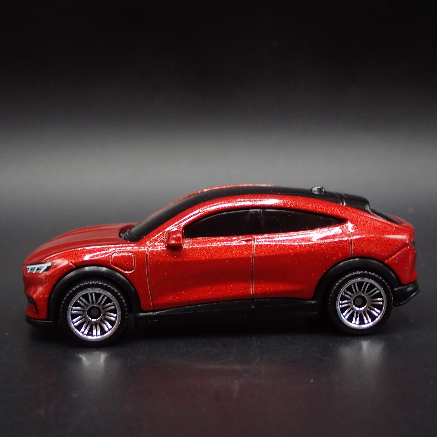 2021-2025 FORD MUSTANG MACH E ELECTRIC SUV 1/64 SCALE DIORAMA DIECAST MODEL CAR