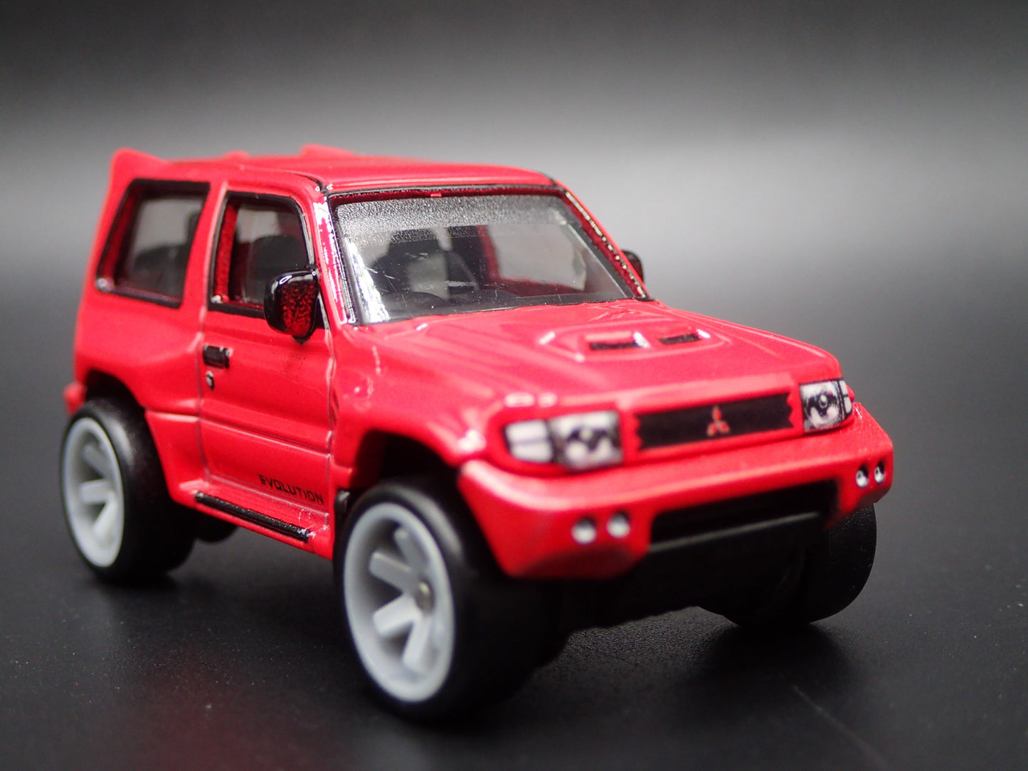 1997-1999 MITSUBISHI PAJERO EVOLUTION SUV 1:64 SCALE DIORAMA DIECAST MODEL CAR