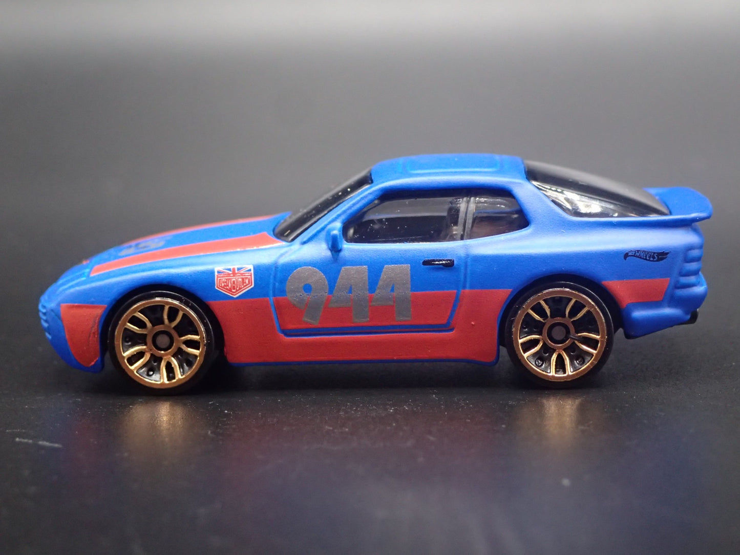 1982-1991 PORSCHE 944 TURBO URBAN OUTLAW 1:64 SCALE DIORAMA DIECAST MODEL CAR