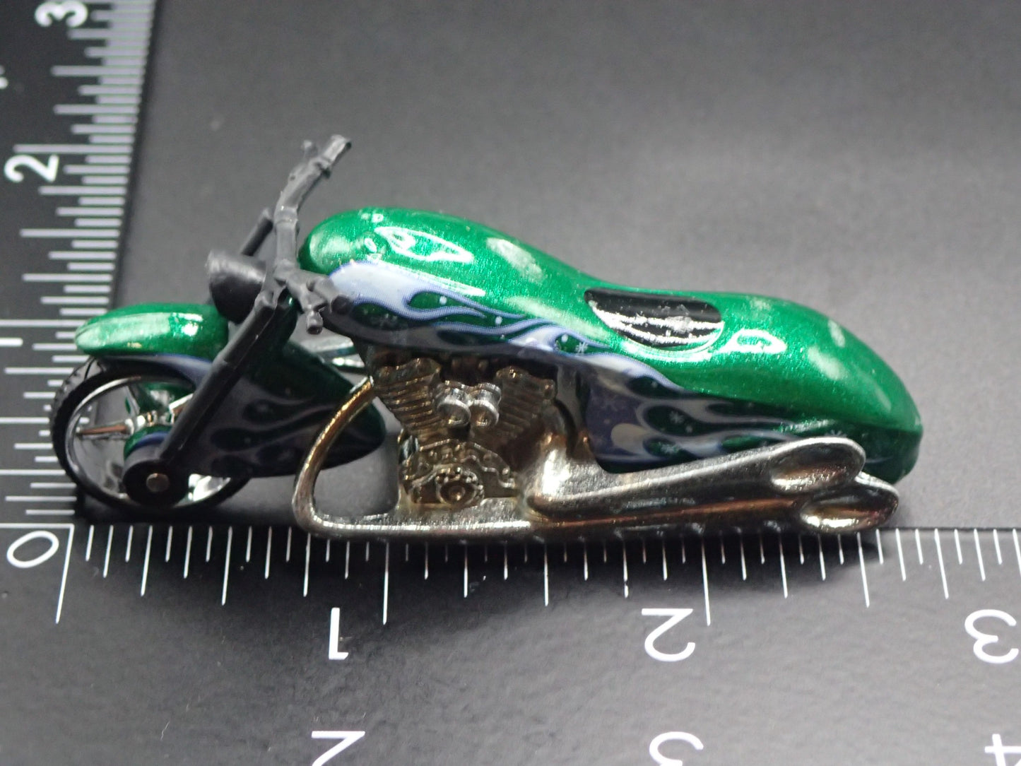 SCORCHIN SCOOTER MOTORCYCLE GREEN HOT WHEELS 1:64 HW SCALE DIECAST MODEL CAR