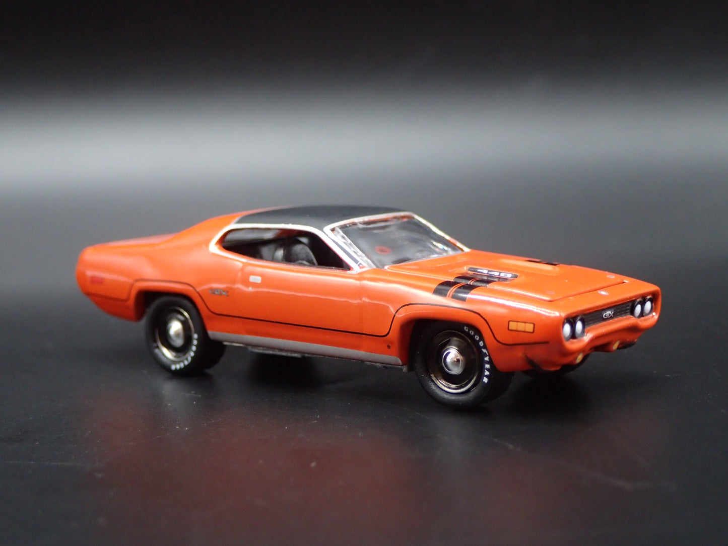 1971 71 PLYMOUTH GTX MUSCLE CAR 1/64 SCALE COLLECTIBLE DIORAMA DIECAST MODEL CAR