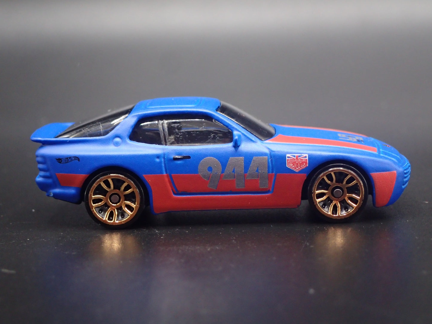 1982-1991 PORSCHE 944 TURBO URBAN OUTLAW 1:64 SCALE DIORAMA DIECAST MODEL CAR