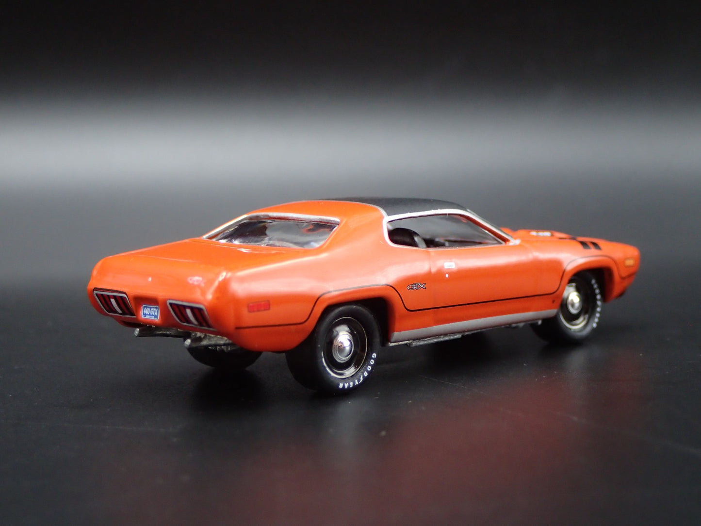 1971 71 PLYMOUTH GTX MUSCLE CAR 1/64 SCALE COLLECTIBLE DIORAMA DIECAST MODEL CAR
