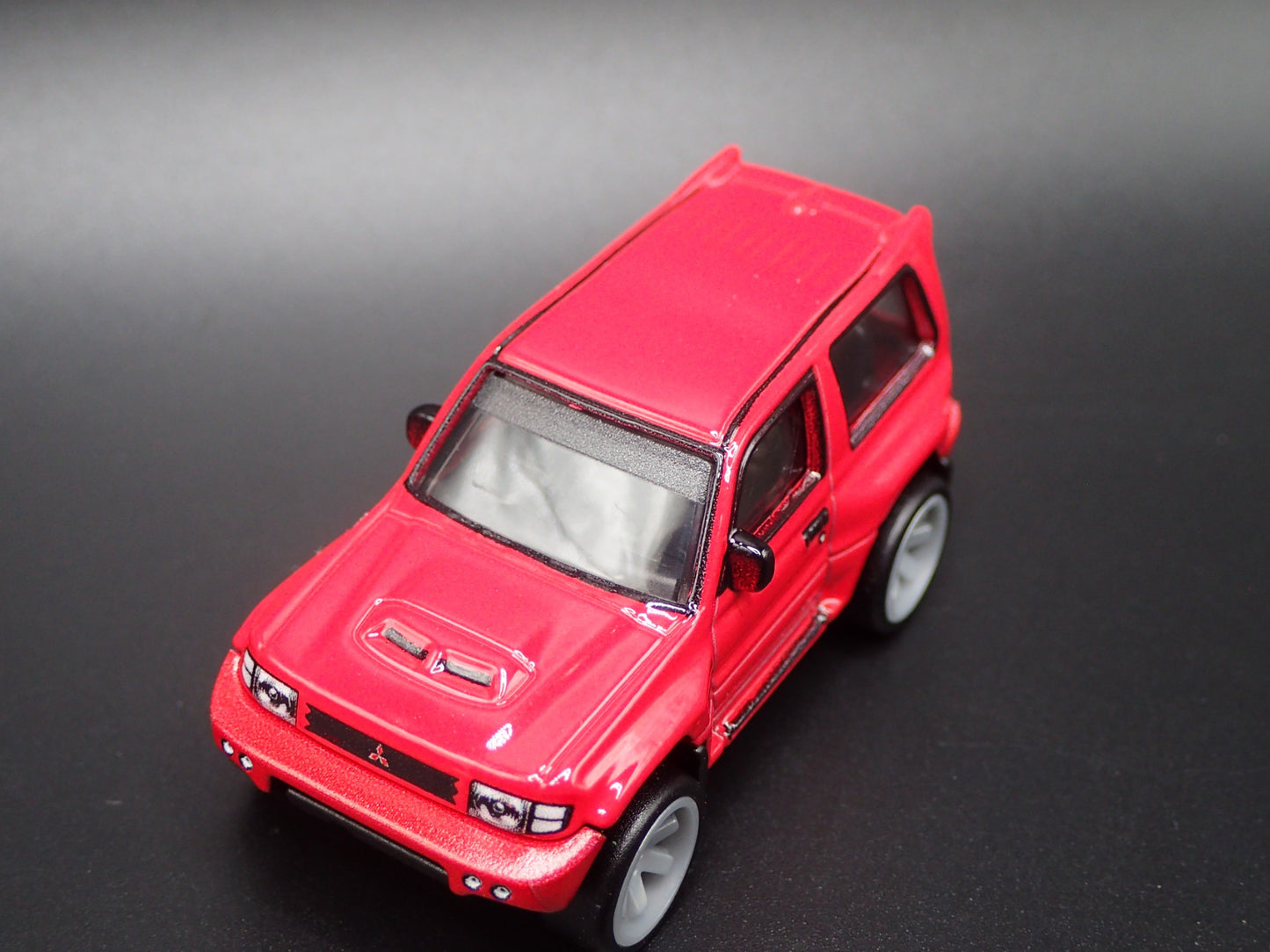 1997-1999 MITSUBISHI PAJERO EVOLUTION SUV 1:64 SCALE DIORAMA DIECAST MODEL CAR