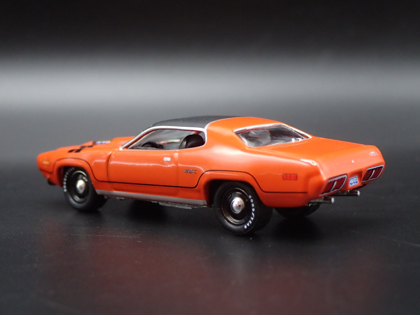 1971 71 PLYMOUTH GTX MUSCLE CAR 1/64 SCALE COLLECTIBLE DIORAMA DIECAST MODEL CAR