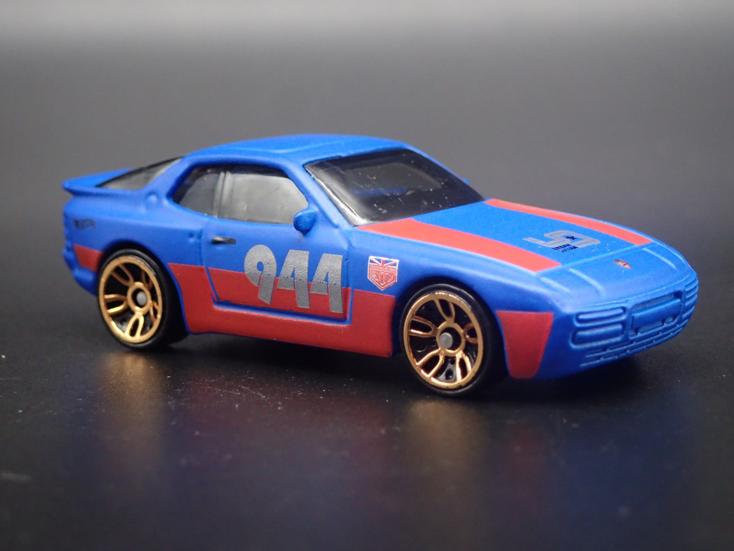 1982-1991 PORSCHE 944 TURBO URBAN OUTLAW 1:64 SCALE DIORAMA DIECAST MODEL CAR