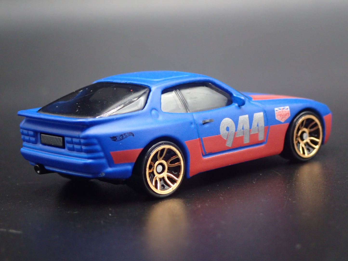 1982-1991 PORSCHE 944 TURBO URBAN OUTLAW 1:64 SCALE DIORAMA DIECAST MODEL CAR