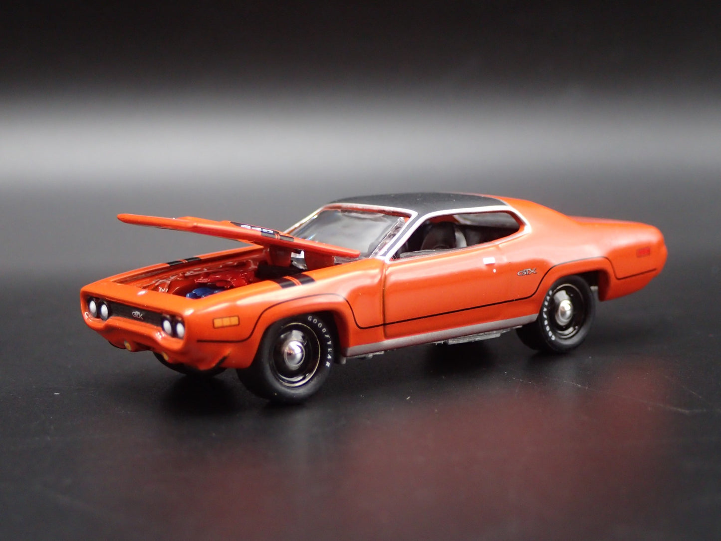 1971 71 PLYMOUTH GTX MUSCLE CAR 1/64 SCALE COLLECTIBLE DIORAMA DIECAST MODEL CAR
