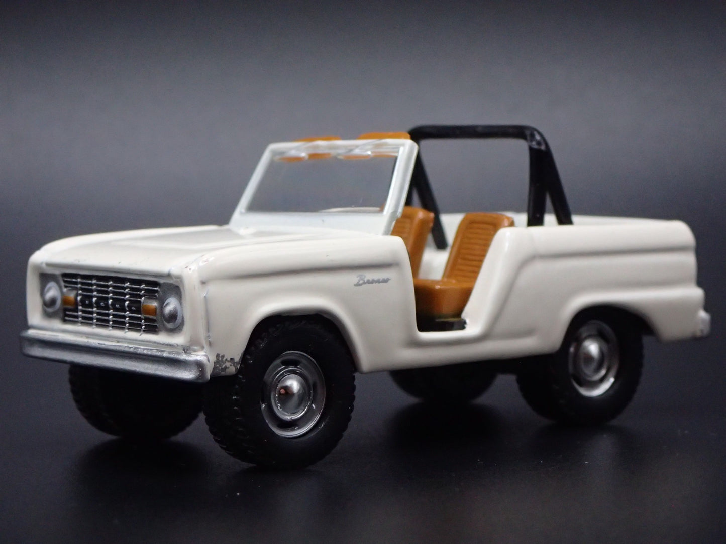 1967 67 FORD BRONCO WHITE 1:64 SCALE COLLECTIBLE DIORAMA DIECAST MODEL CAR