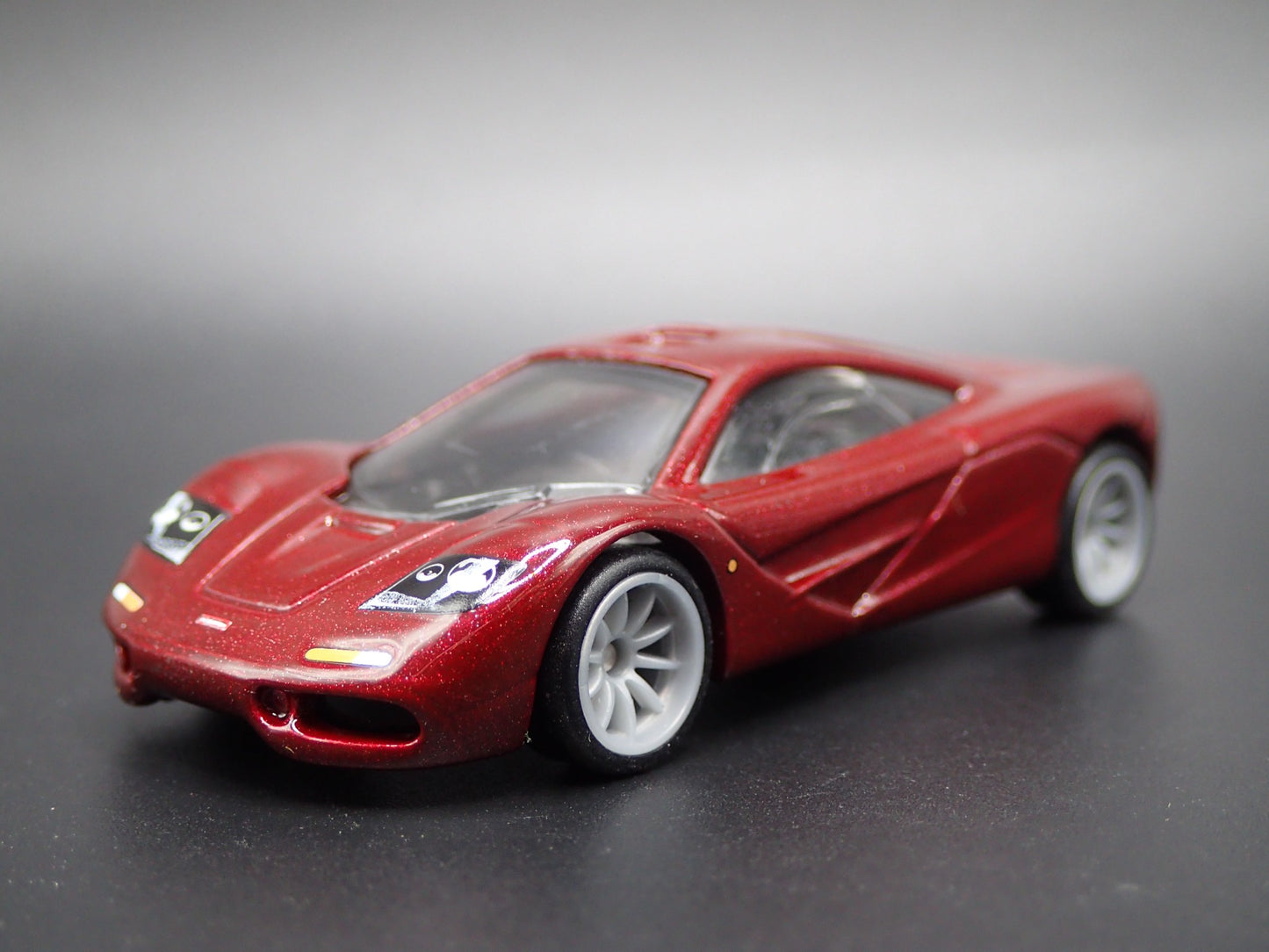 1992-1998 MCLAREN F1 SUPER CAR 1:64 SCALE COLLECTIBLE DIORAMA DIECAST MODEL CAR