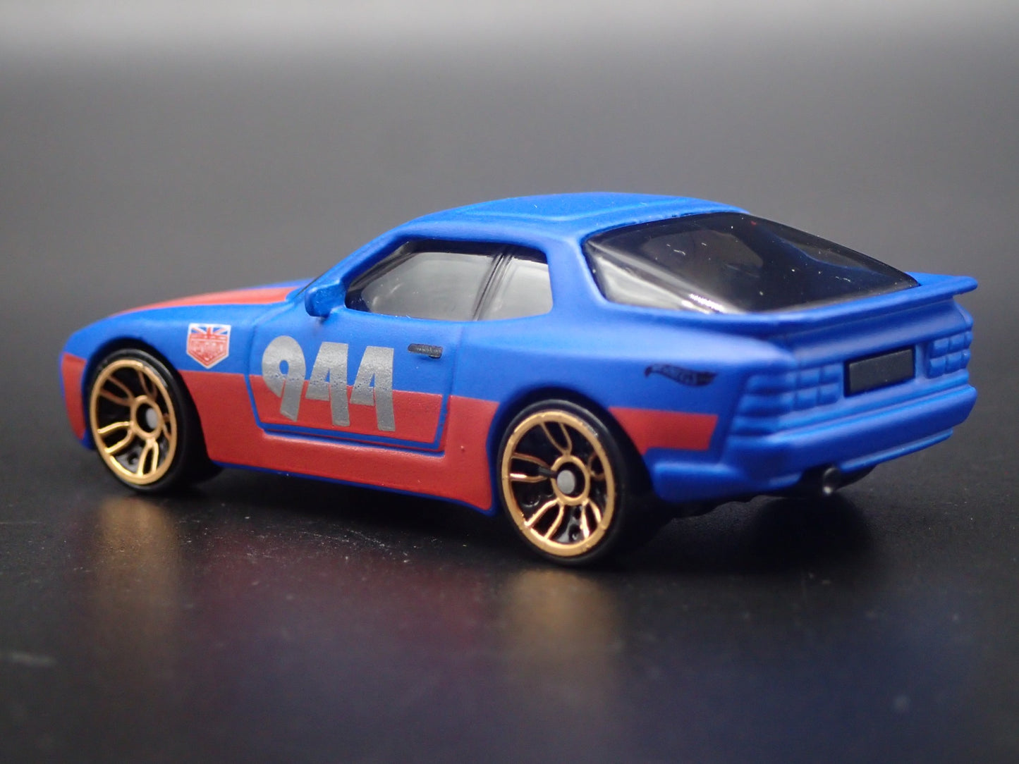 1982-1991 PORSCHE 944 TURBO URBAN OUTLAW 1:64 SCALE DIORAMA DIECAST MODEL CAR