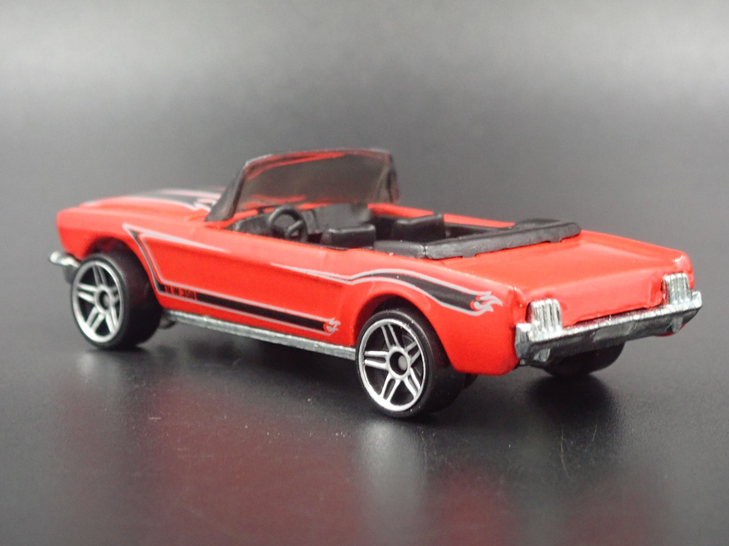 1965 65 FORD MUSTANG CONVERTIBLE RED 1:64 SCALE DIORAMA DIECAST MODEL CAR