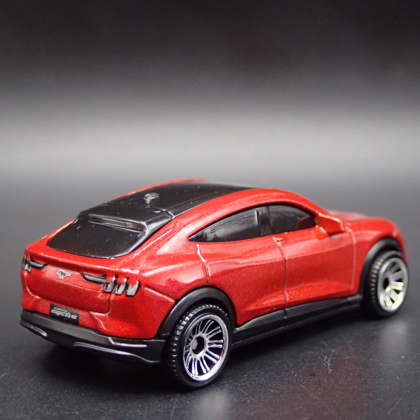 2021-2025 FORD MUSTANG MACH E ELECTRIC SUV 1/64 SCALE DIORAMA DIECAST MODEL CAR