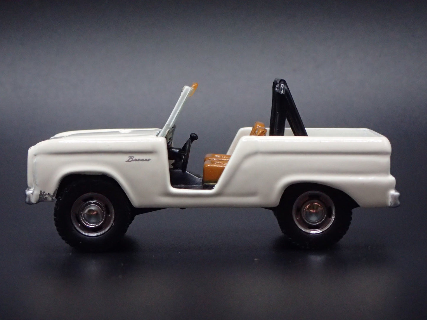 1967 67 FORD BRONCO WHITE 1:64 SCALE COLLECTIBLE DIORAMA DIECAST MODEL CAR