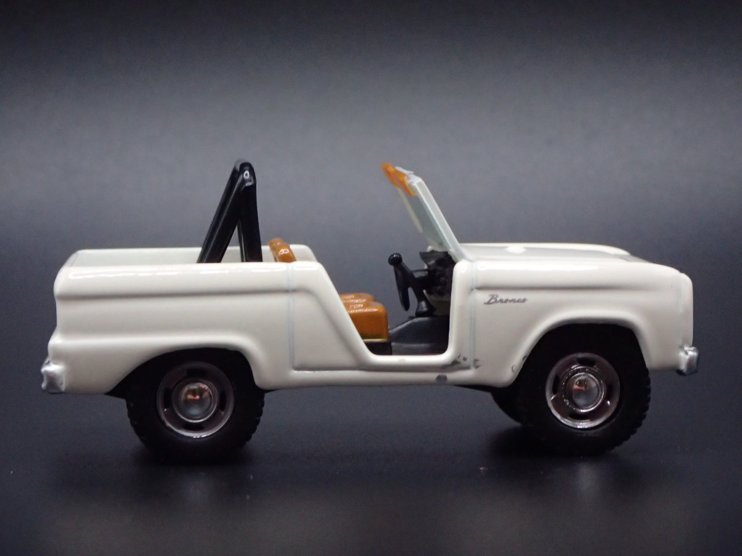 1967 67 FORD BRONCO WHITE 1:64 SCALE COLLECTIBLE DIORAMA DIECAST MODEL CAR