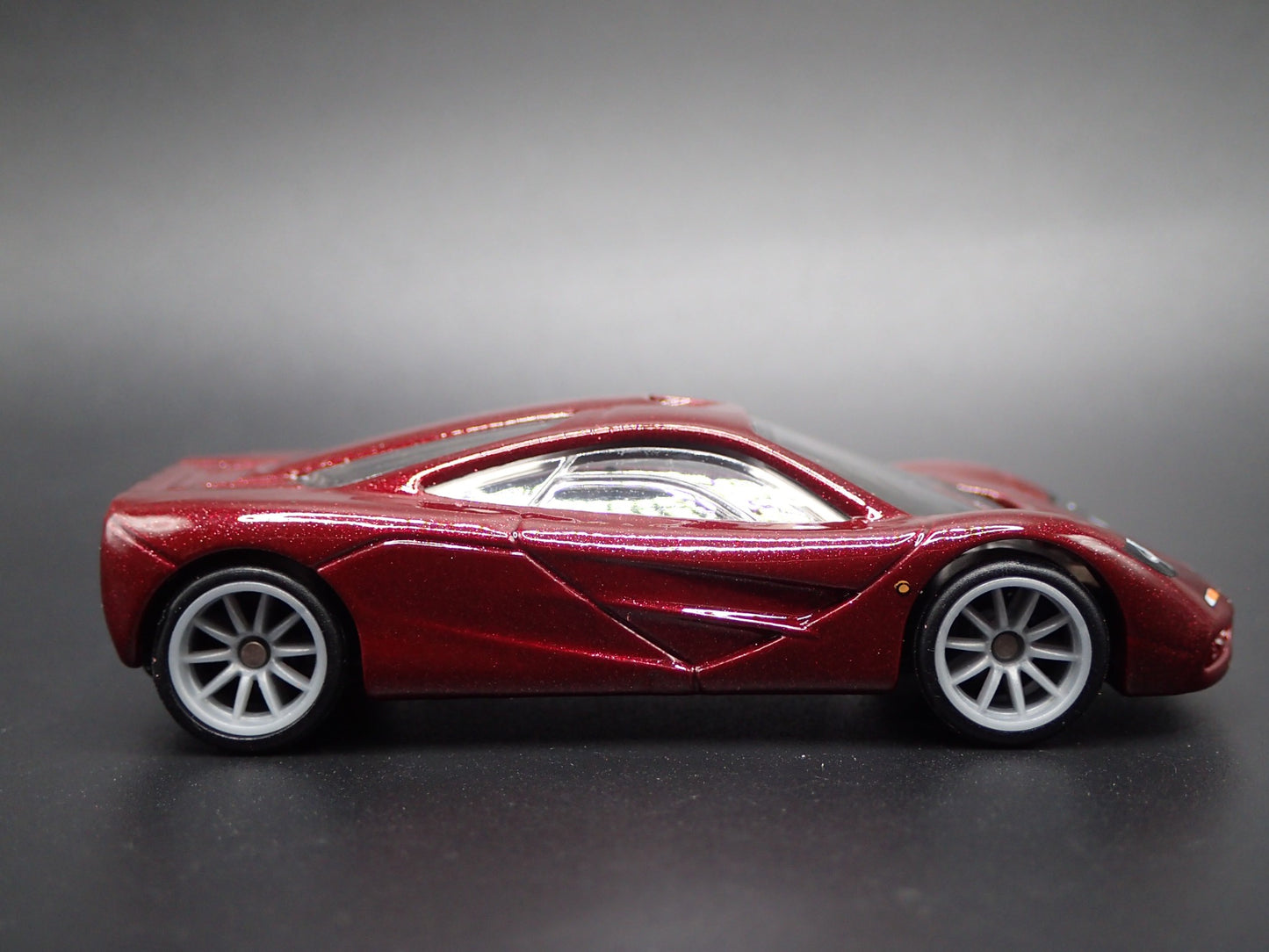 1992-1998 MCLAREN F1 SUPER CAR 1:64 SCALE COLLECTIBLE DIORAMA DIECAST MODEL CAR