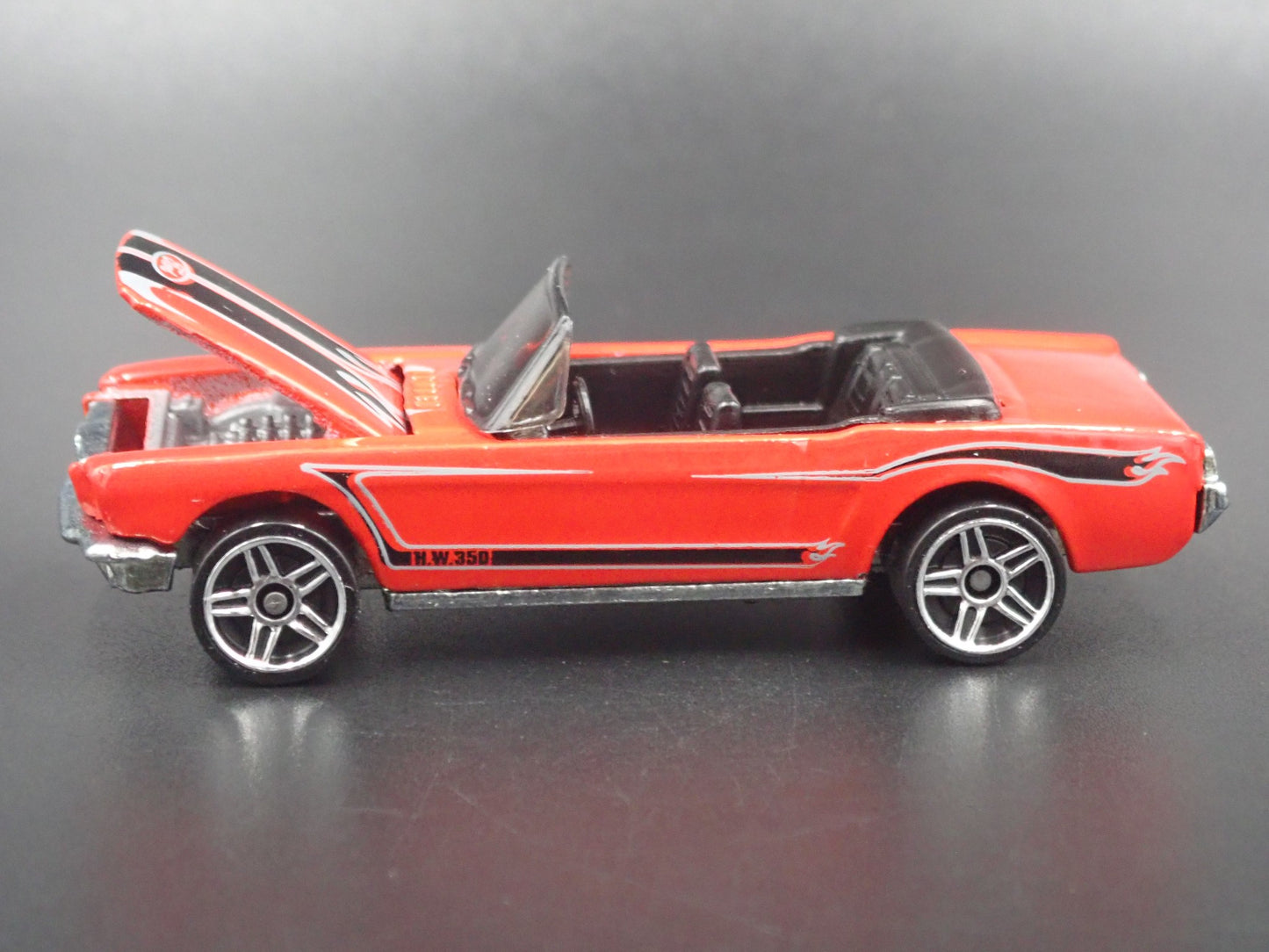1965 65 FORD MUSTANG CONVERTIBLE RED 1:64 SCALE DIORAMA DIECAST MODEL CAR