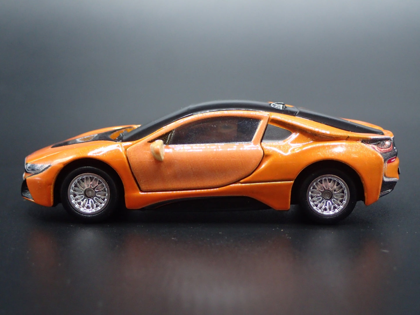 2014-2020 BMW i8 ORANGE 1:64 SCALE LIMITED COLLECTIBLE DIORAMA DIECAST MODEL CAR