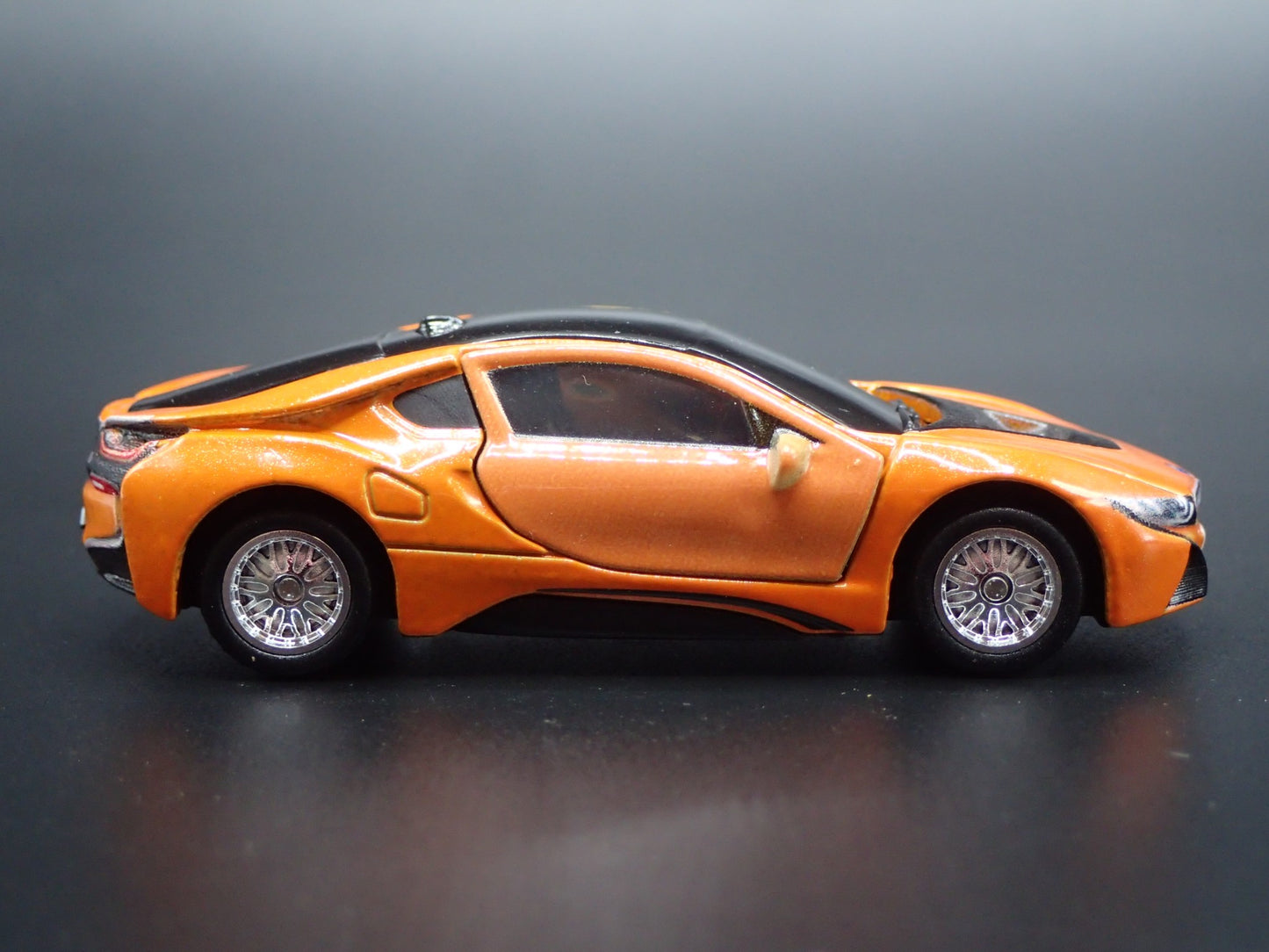 2014-2020 BMW i8 ORANGE 1:64 SCALE LIMITED COLLECTIBLE DIORAMA DIECAST MODEL CAR