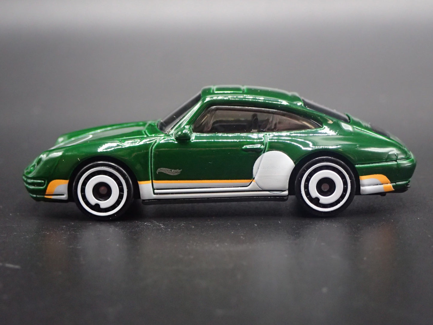 1994-1998 PORSCHE 911 CARRERA 993 GREEN 1:64 SCALE DIORAMA DIECAST MODEL CAR