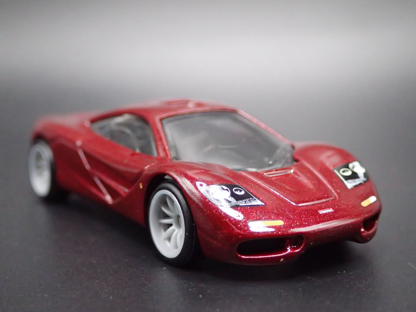 1992-1998 MCLAREN F1 SUPER CAR 1:64 SCALE COLLECTIBLE DIORAMA DIECAST MODEL CAR