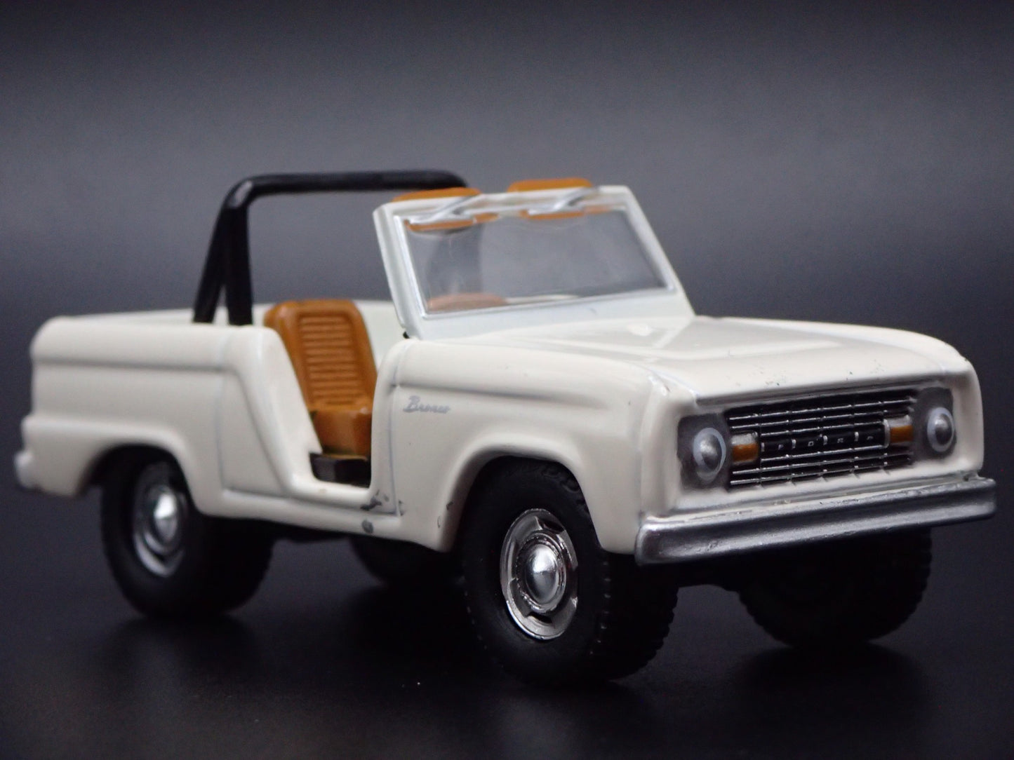 1967 67 FORD BRONCO WHITE 1:64 SCALE COLLECTIBLE DIORAMA DIECAST MODEL CAR