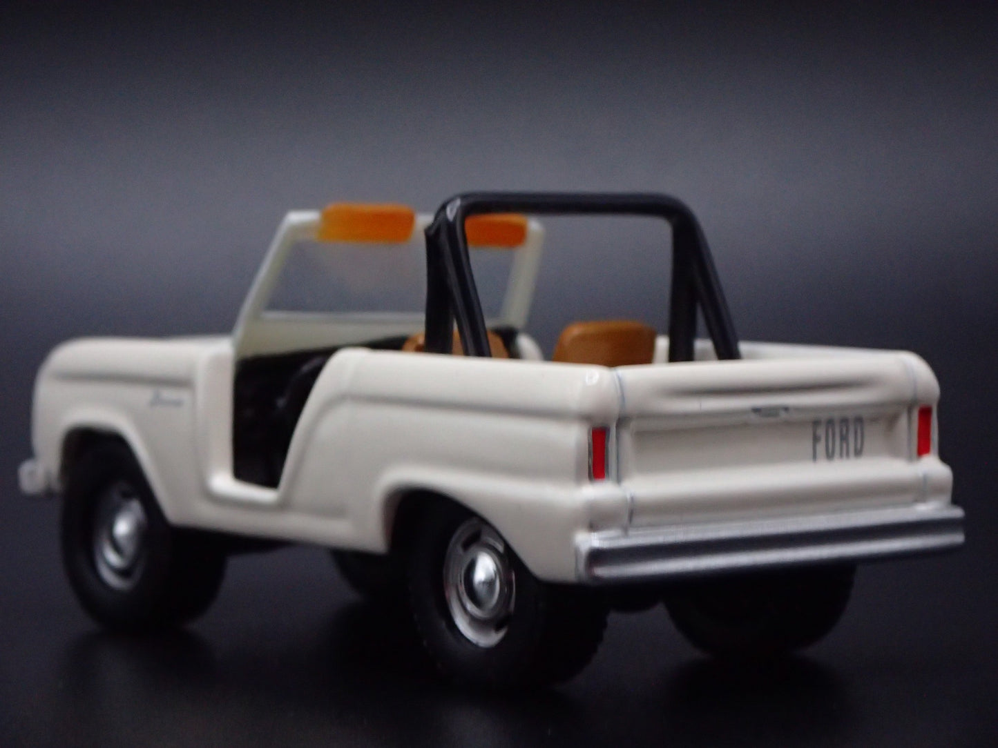 1967 67 FORD BRONCO WHITE 1:64 SCALE COLLECTIBLE DIORAMA DIECAST MODEL CAR