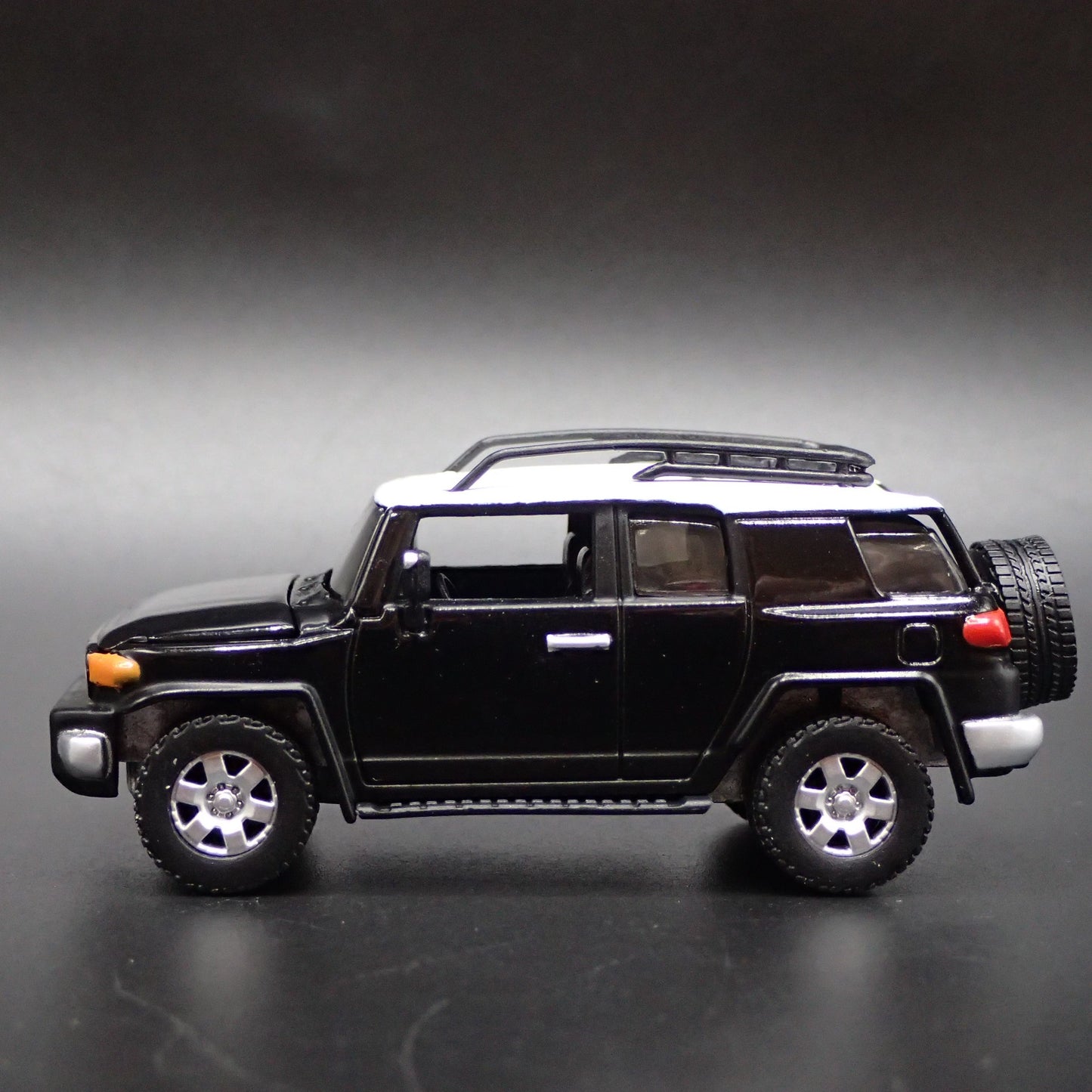 2007-2014 TOYOTA FJ CRUISER SUV 1/64 SCALE COLLECTIBLE DIORAMA DIECAST MODEL CAR