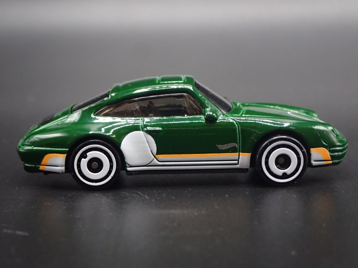 1994-1998 PORSCHE 911 CARRERA 993 GREEN 1:64 SCALE DIORAMA DIECAST MODEL CAR