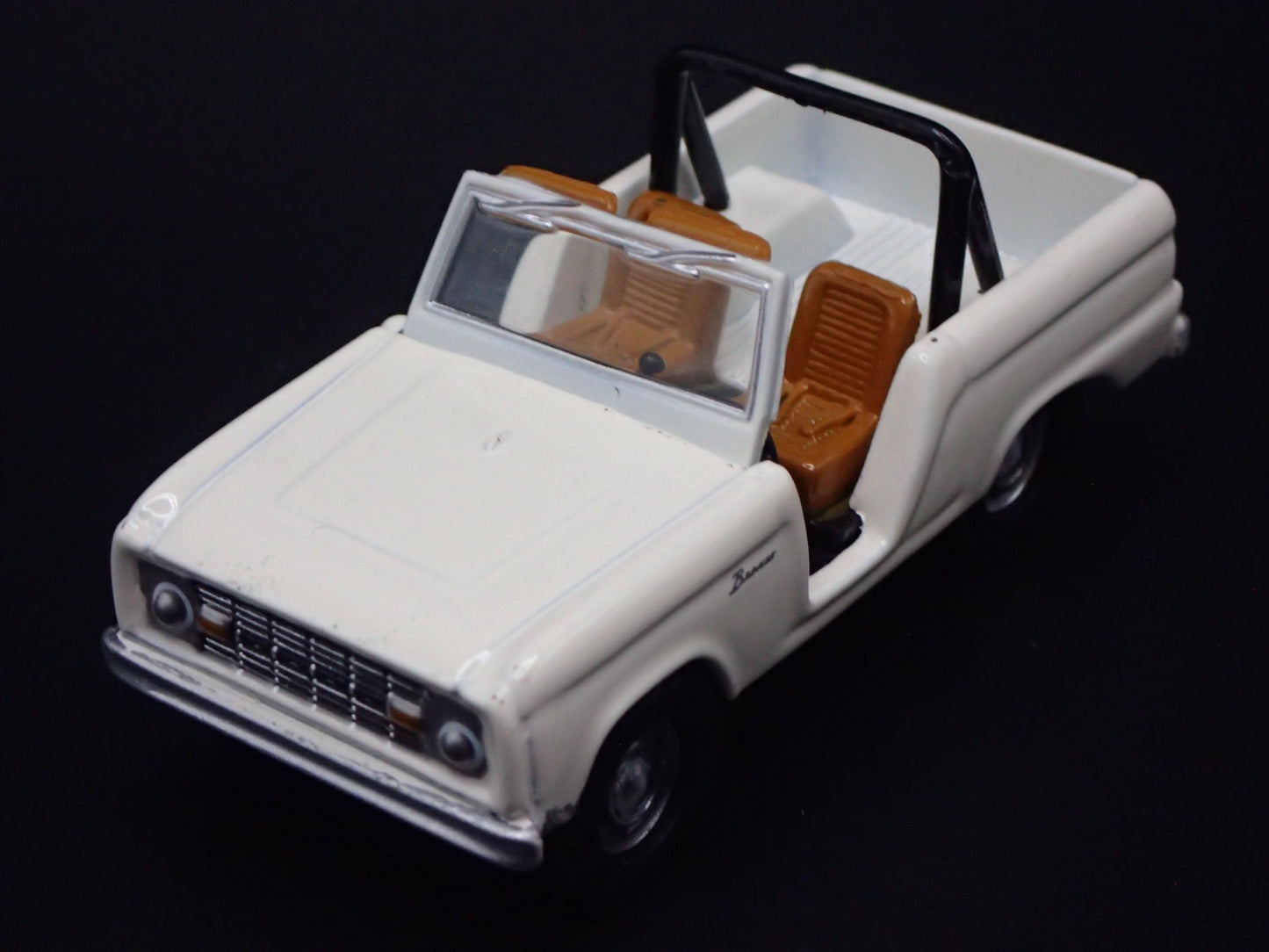 1967 67 FORD BRONCO WHITE 1:64 SCALE COLLECTIBLE DIORAMA DIECAST MODEL CAR