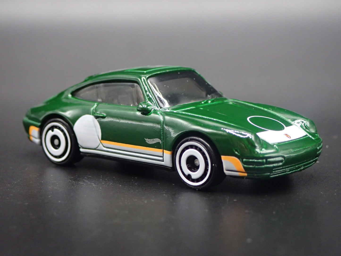 1994-1998 PORSCHE 911 CARRERA 993 GREEN 1:64 SCALE DIORAMA DIECAST MODEL CAR