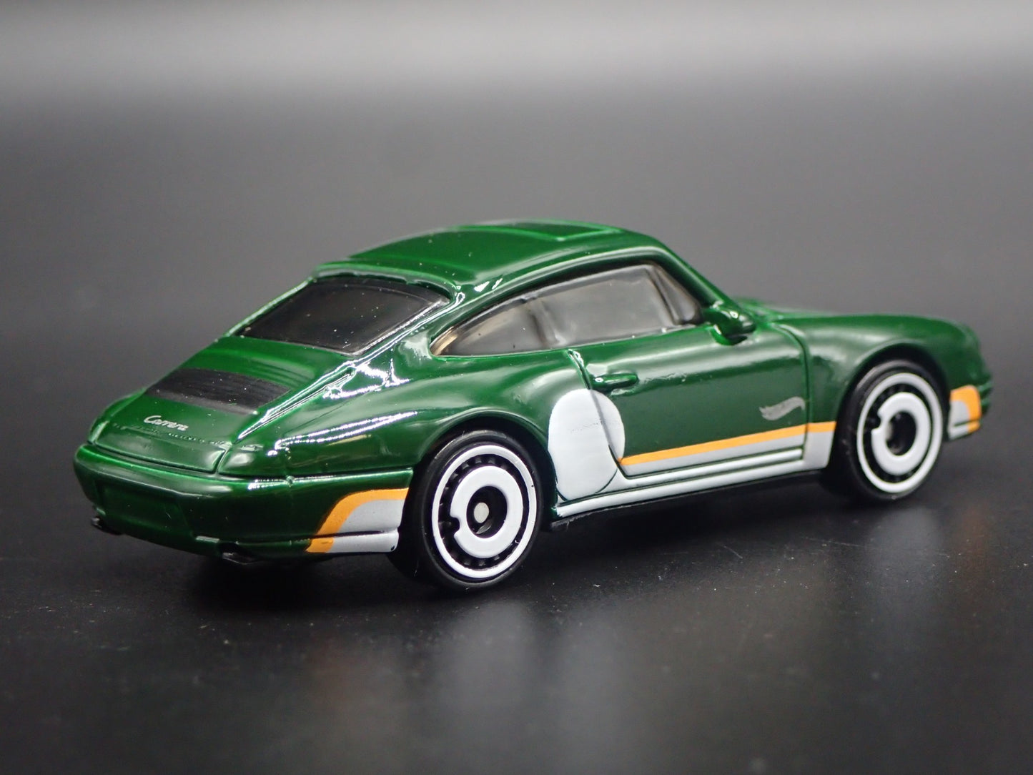 1994-1998 PORSCHE 911 CARRERA 993 GREEN 1:64 SCALE DIORAMA DIECAST MODEL CAR