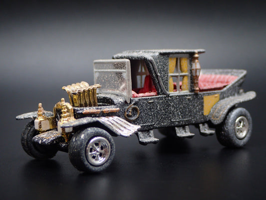 THE MUNSTERS BARRIS KOACH CUSTOM BARN FIND 1:64 SCALE DIORAMA DIECAST MODEL CAR