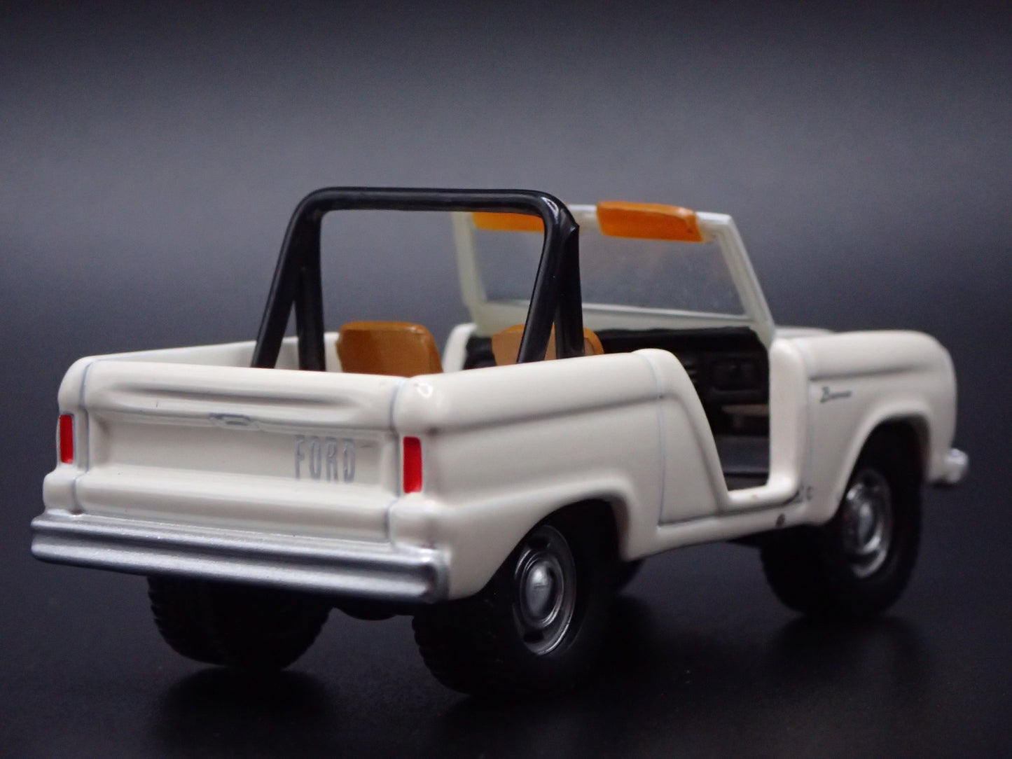 1967 67 FORD BRONCO WHITE 1:64 SCALE COLLECTIBLE DIORAMA DIECAST MODEL CAR
