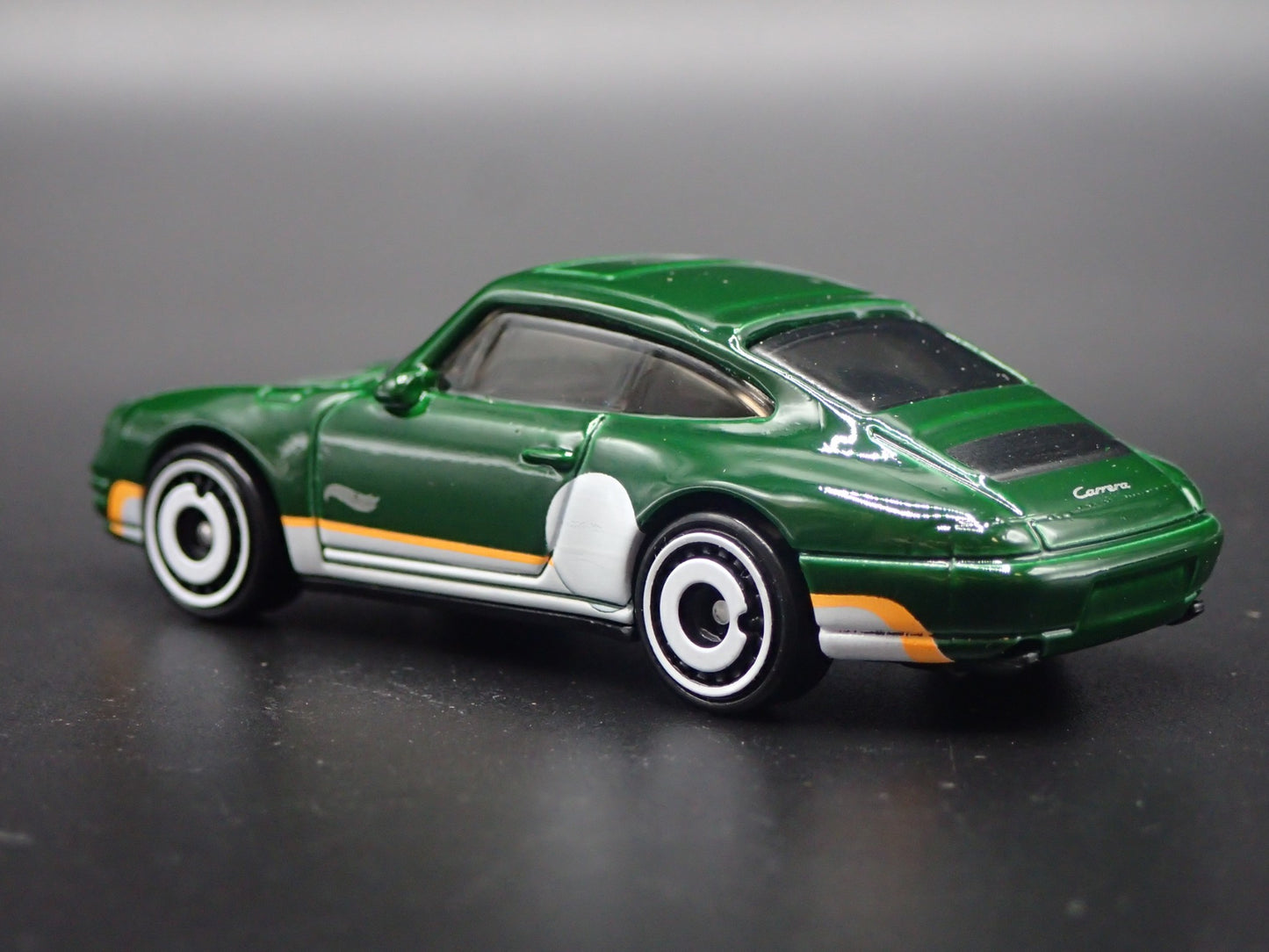 1994-1998 PORSCHE 911 CARRERA 993 GREEN 1:64 SCALE DIORAMA DIECAST MODEL CAR