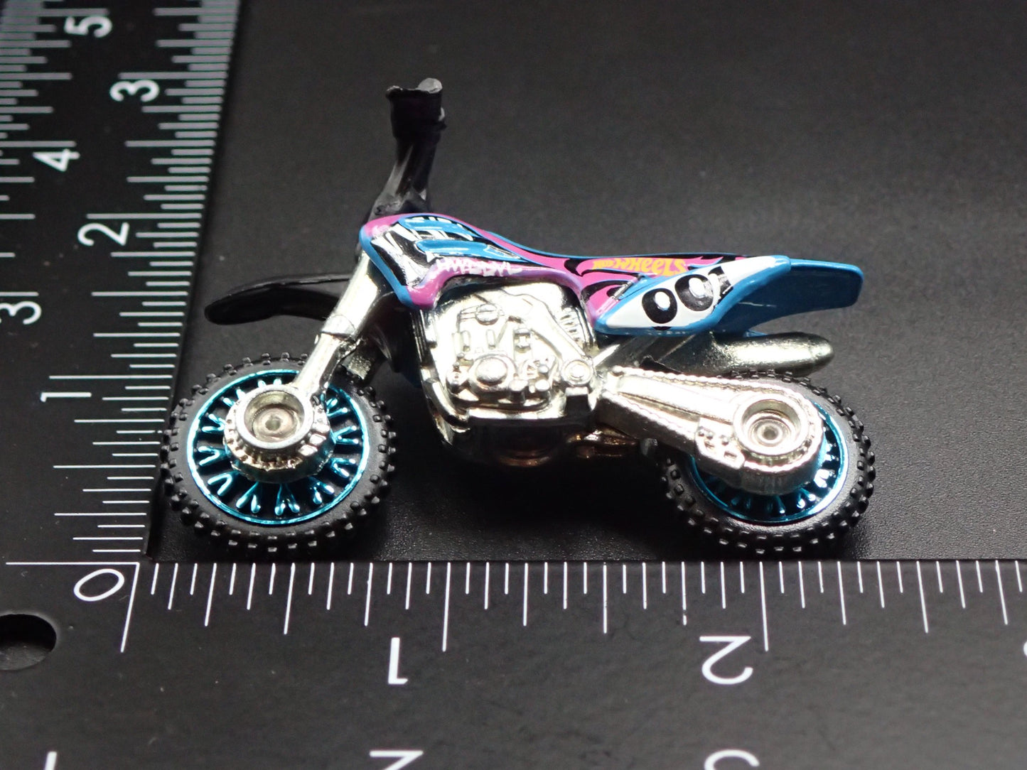 DIRT BIKE HW450F MOTORCYCLE HOT WHEELS 1:64 HW SCALE DIORAMA DIECAST MODEL CAR