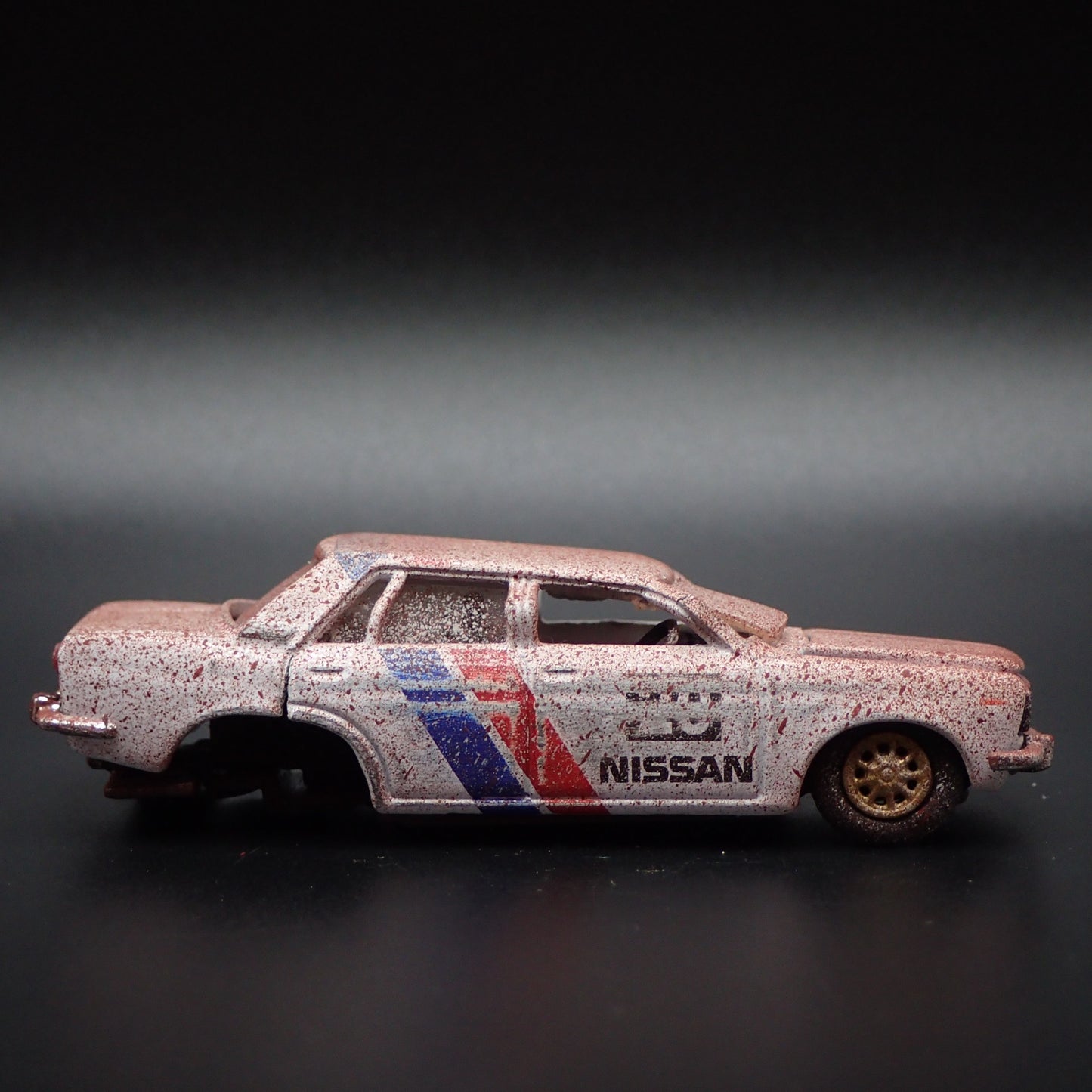 1967-1973 DATSUN BLUEBIRD 1600 SSS FOUR DOOR WRECKED 1:64 DIECAST MODEL CAR