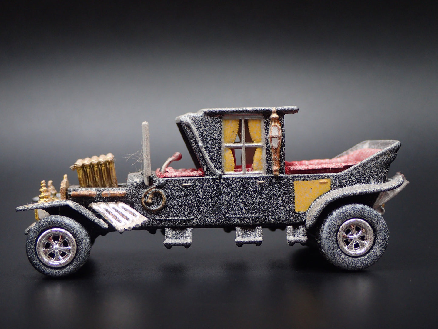 THE MUNSTERS BARRIS KOACH CUSTOM BARN FIND 1:64 SCALE DIORAMA DIECAST MODEL CAR