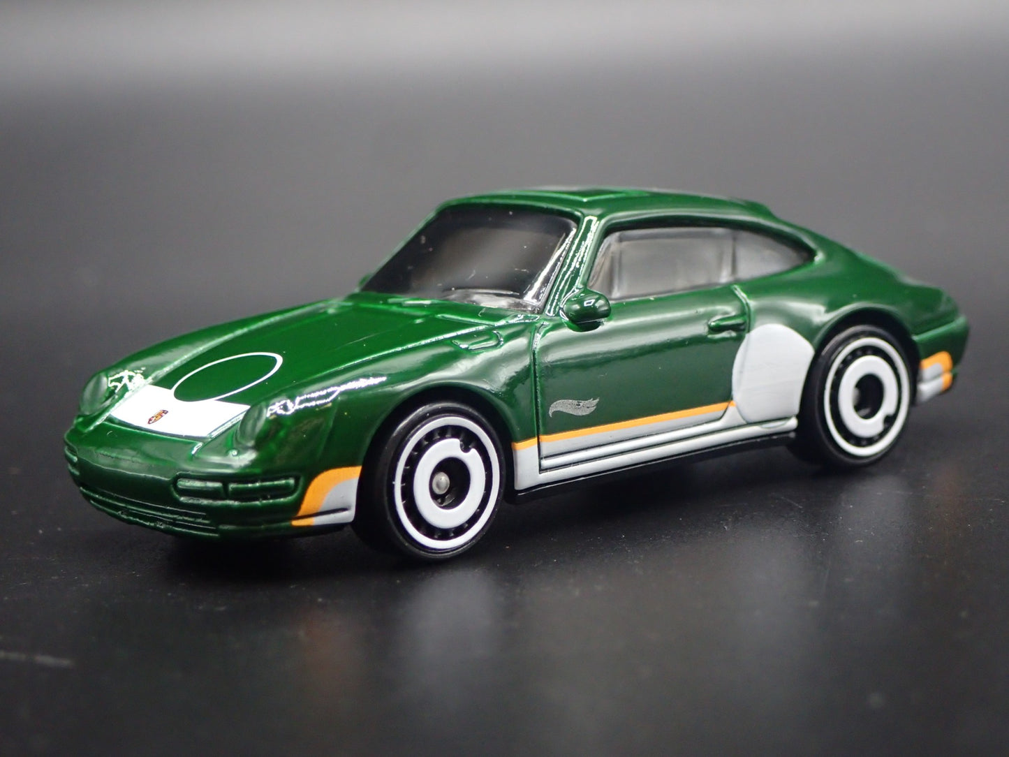 1994-1998 PORSCHE 911 CARRERA 993 GREEN 1:64 SCALE DIORAMA DIECAST MODEL CAR