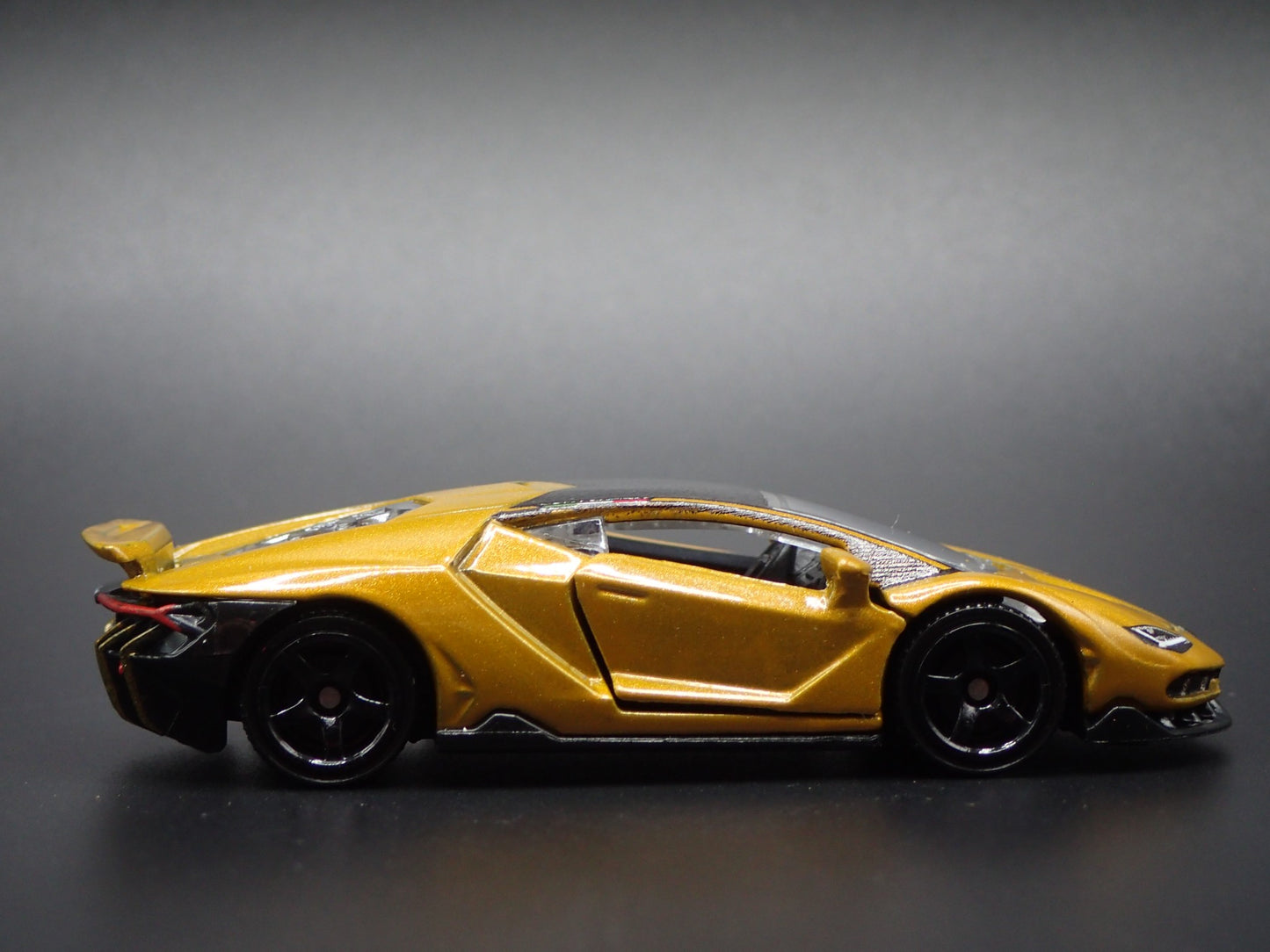 2016-2017 LAMBORGHINI CENTENARIO SUPER CAR 1:64 SCALE DIORAMA DIECAST MODEL CAR