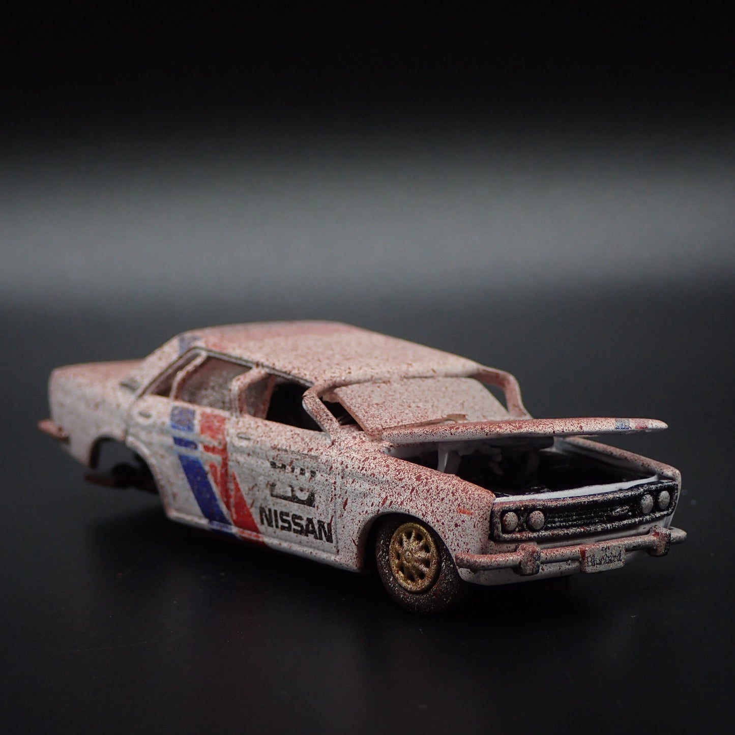 1967-1973 DATSUN BLUEBIRD 1600 SSS FOUR DOOR WRECKED 1:64 DIECAST MODEL CAR